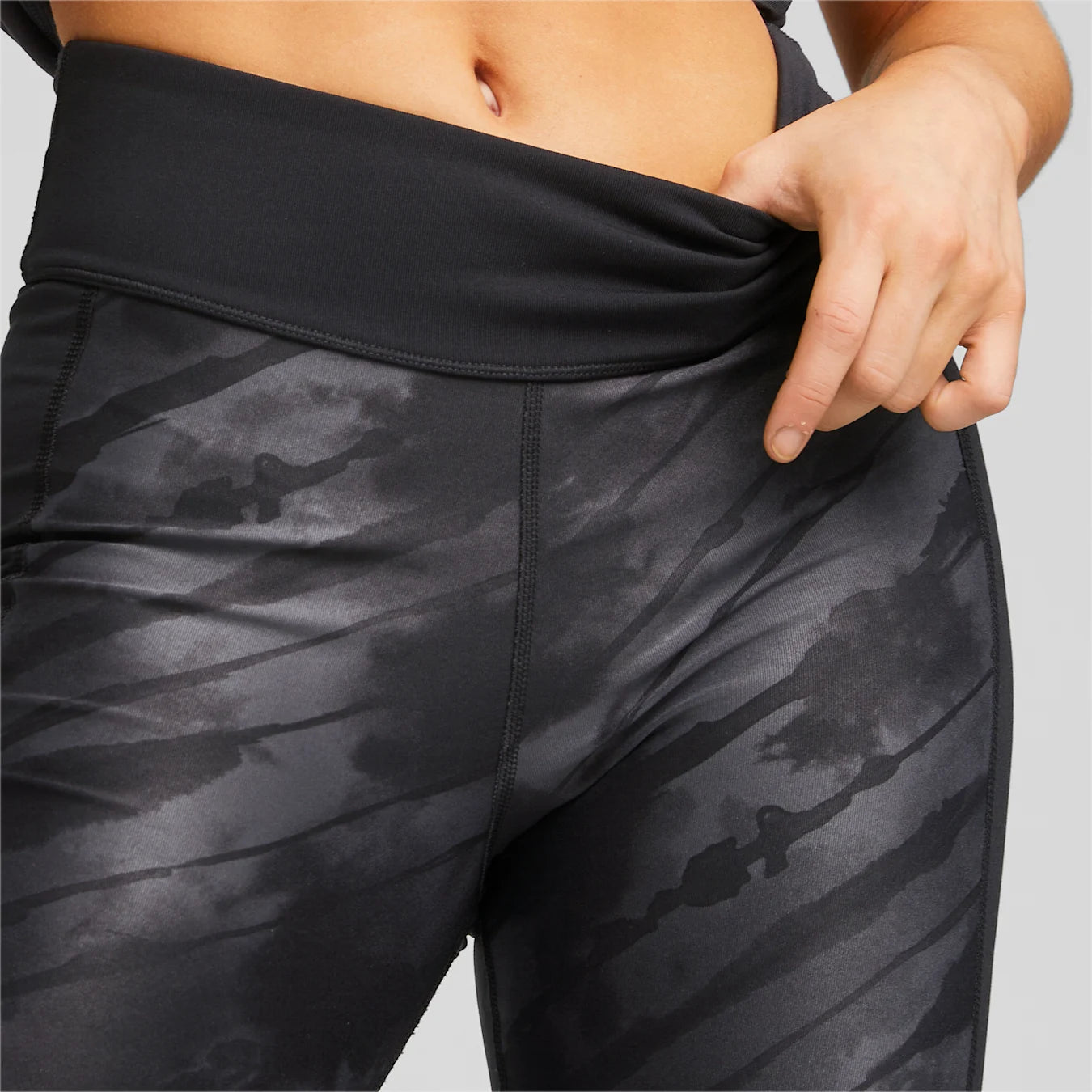 Puma Women Favourite Printed High Waist 7/8 Training Tights on www .NeosSports.com